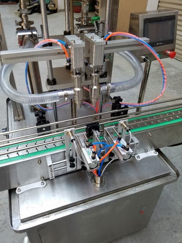 Automatyczna maszyna produkcyjna butelka płynne wypełnienie pokrycia etykietowania Linia wypełniacz oleju ze stali nierdzewnej Maszyna do wypełniania oleju z warg Mleko