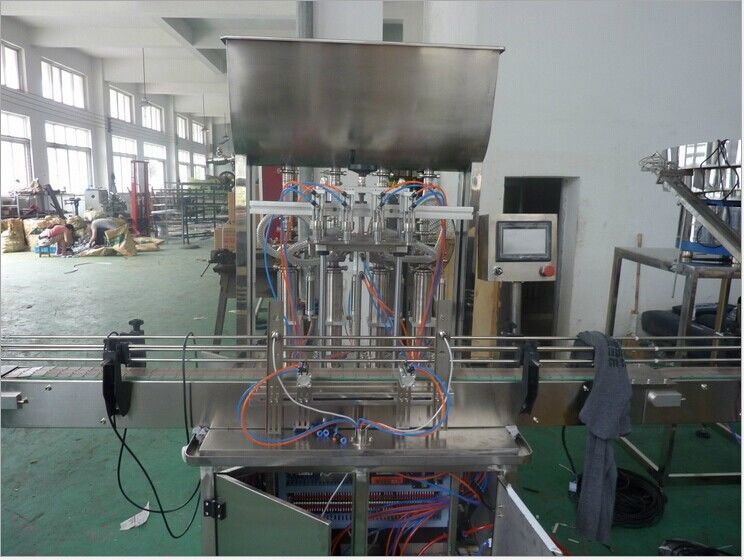 Automatyczna 4-głowa maszyna do napełniania płynów butelkowanie linia maszyna do napełniania linii produkcyjnej