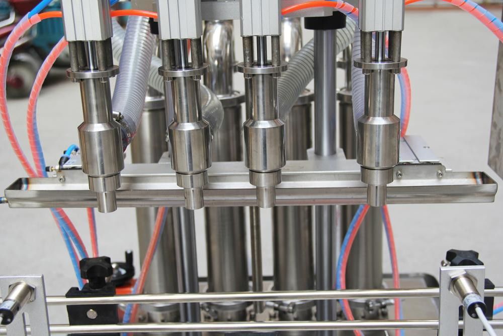 Zamówiona automatyczna maszyna do napełniania płynami z kremem dla linii produkcyjnej wypełniaczy od 100 ml do 1000 ml