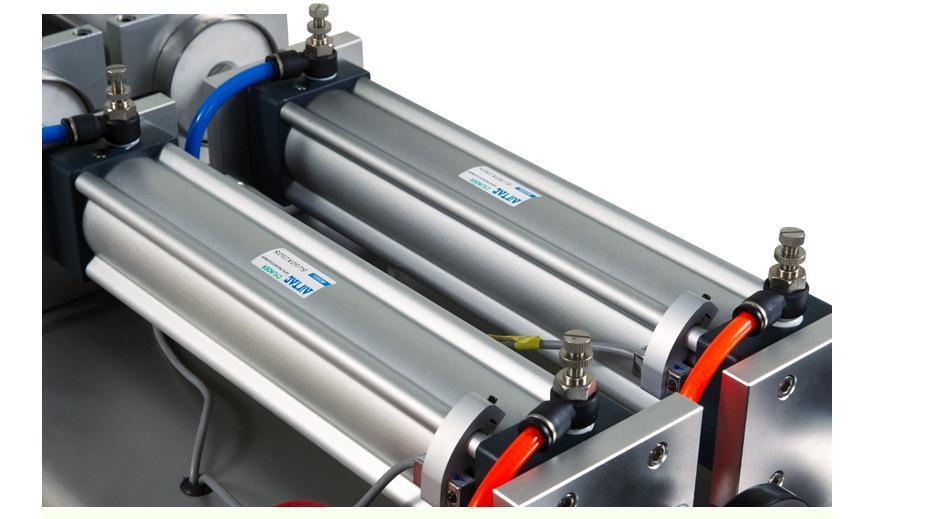 Dwugłowicowa napełniarka i zakręcarka do kropli do oczu/Dwugłowicowa napełniarka i zakręcarka do kropli do oczu (typ manipulatora) Dtgnx-iii