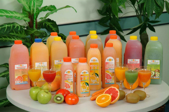 Gorąca automatyczna napełniarka do szklanych butelek, mała maszyna do napełniania sokiem, maszyna do napełniania płynem do butelek PET