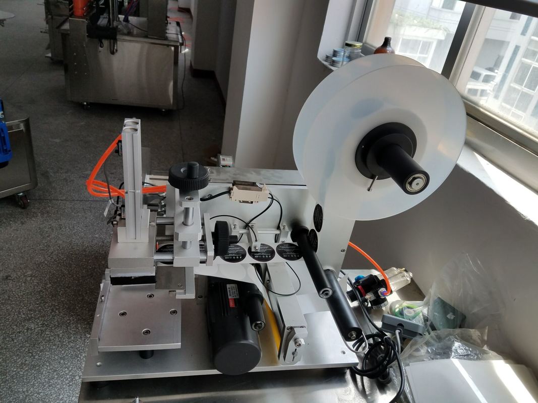 Profesjonalna, dostosowana do potrzeb klienta maszyna do etykietowania płaskich powierzchni, pudełek/toreb/pokryw, etykiet samoprzylepnych, dozownik etykiet na kwadratowe butelki