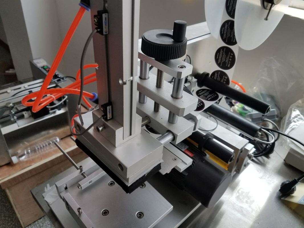 Wysokiej precyzji maszyna do etykietowania naklejki z górnej strony dla płaskiej powierzchni, kwadratowej butelki, cena fabryczna