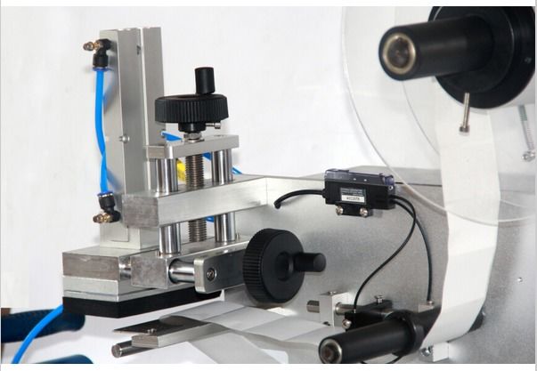 Wysokiej dokładności, stabilna maszyna do etykietowania płaskich powierzchni, kwadratowa butelka, pudełko, wielo-stronne, kompaktowe naklejki na etykiety dla małych firm