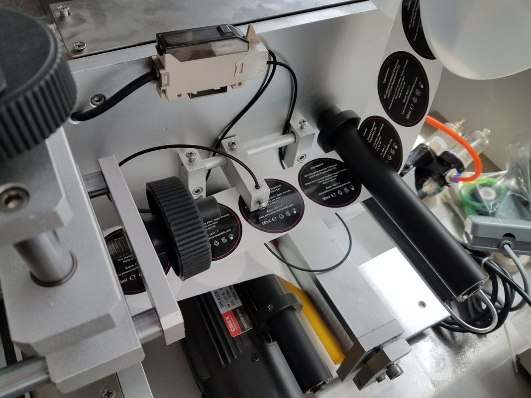 Wysokiej prędkości płaska maszyna do etykietowania powierzchni Etykietowanie naklejki na etykietę do kwadratowych butelek, pudełek, pojemników kosmetycznych