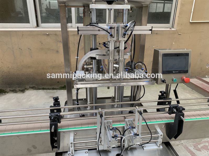 4 dysze Automatyczna prosta prędkość tłokowa Typ przepływ w linii 1-5L Wino płynna butelkowana maszyna do napełniania wody